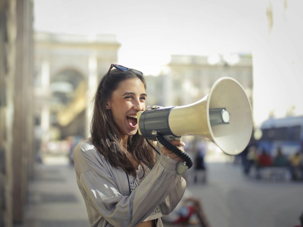 Cómo usar la música, los efectos de sonido y/o el silencio para enriquecer una locución 1